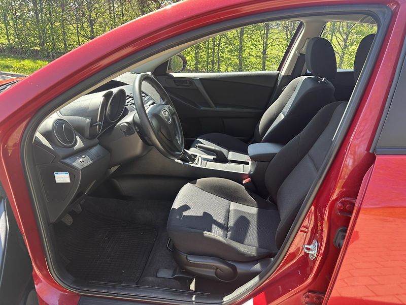 Mazda 3 1.6 CE - fotka 16 z 27