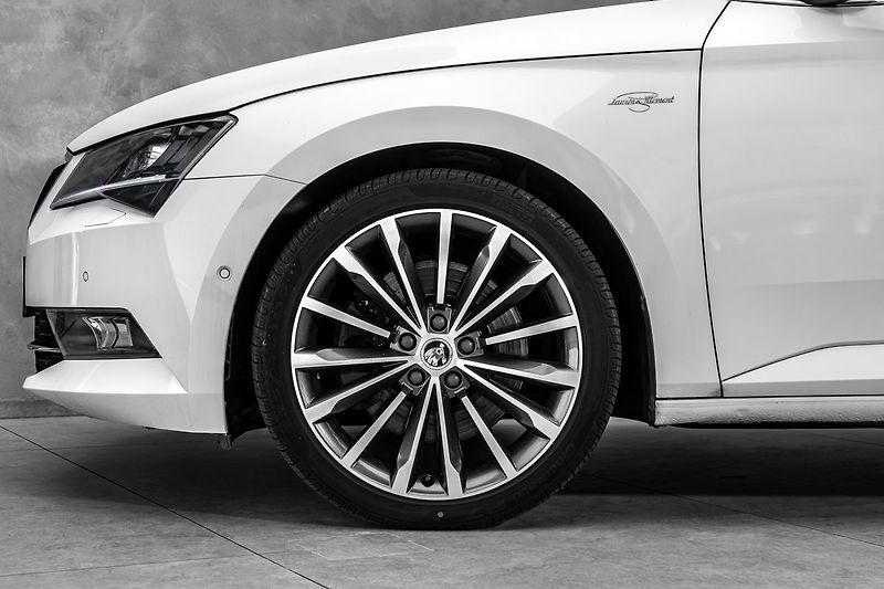 Škoda Superb Combi 2,0TSI L&K 4x4 DSG - fotka 2 z 26