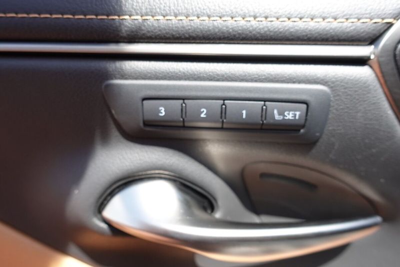 Lexus ES 300h ES300h 2,5HSD Prestige Top - fotka 13 z 39