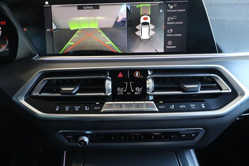 BMW X5 xDrive40i - fotka 14 z 33