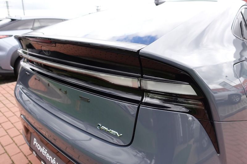 Toyota Prius 2,0 PHEV Plug-in Executive - fotka 35 z 36