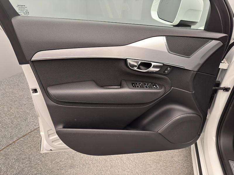 Volvo XC90 D5 AWD MOMENTUM PRO REZERVACE - fotka 18 z 50