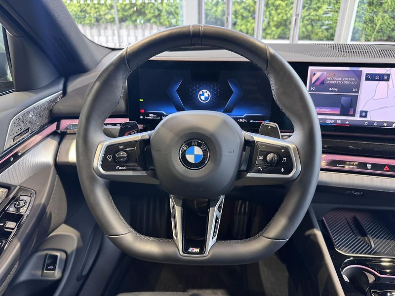 BMW Řada 5 540d xDrive Touring M-Sport - fotka 13 z 28