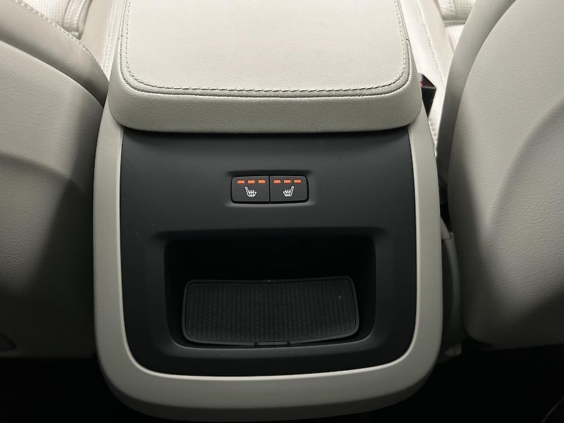 Volvo XC90 2.0 B5 4x4 ULTIMATE - fotka 18 z 30