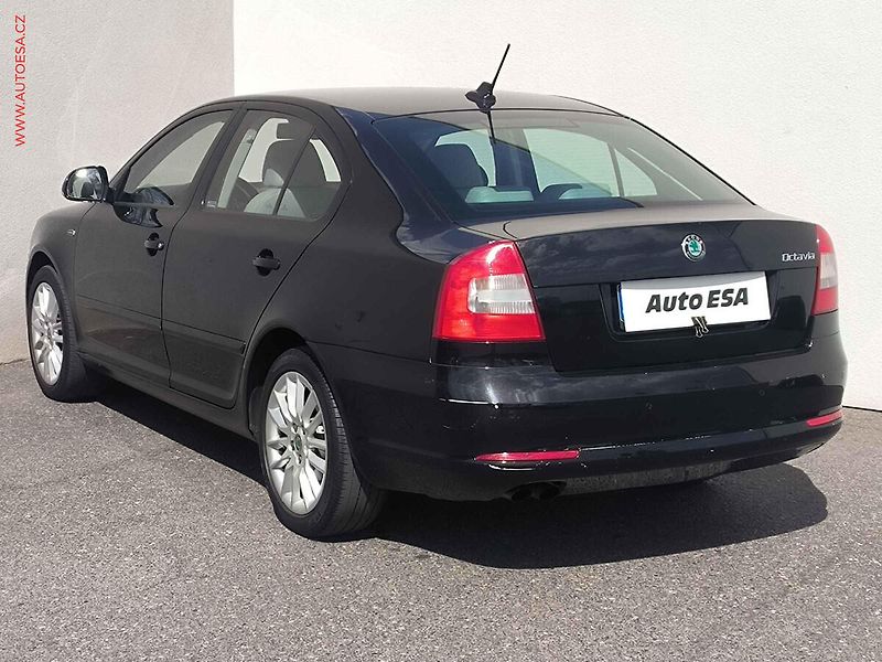 Škoda Octavia (2011) 2.0 TDi, ČR, Xenon, navi - fotka 6 z 22
