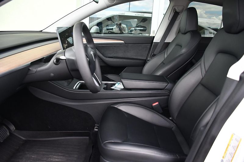 Tesla Model Y LONG RANGE DUAL REZERVACE - fotka 13 z 38