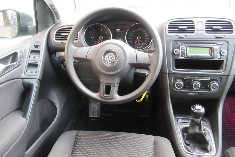 Volkswagen Golf 1.6 TDi KLIMA XENONY - fotka 10 z 19
