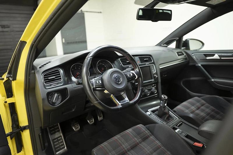 Volkswagen Golf GTI Performance 2.0 169 kW - fotka 9 z 36