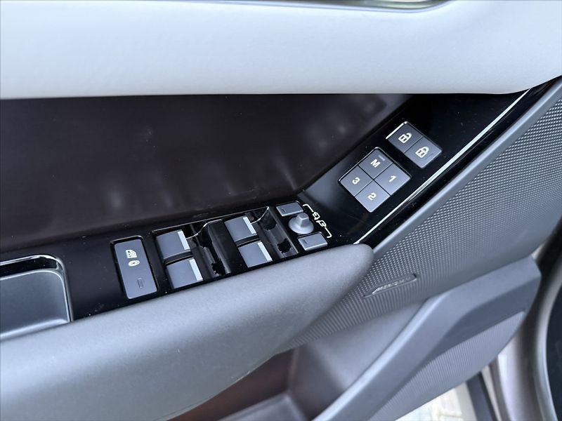 Land Rover Range Rover Velar (2026) 3,0 DYNAMIC SE D300 - fotka 13 z 31