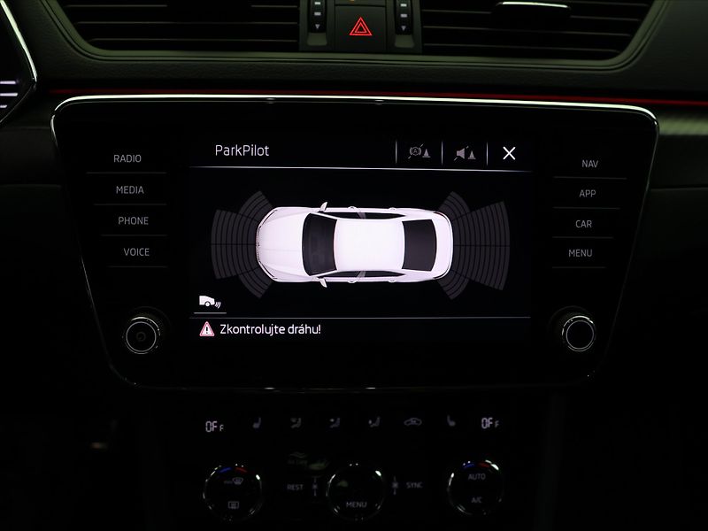 Škoda Superb 2,0 TDI 140kW DSG CZ Sportline - fotka 27 z 38