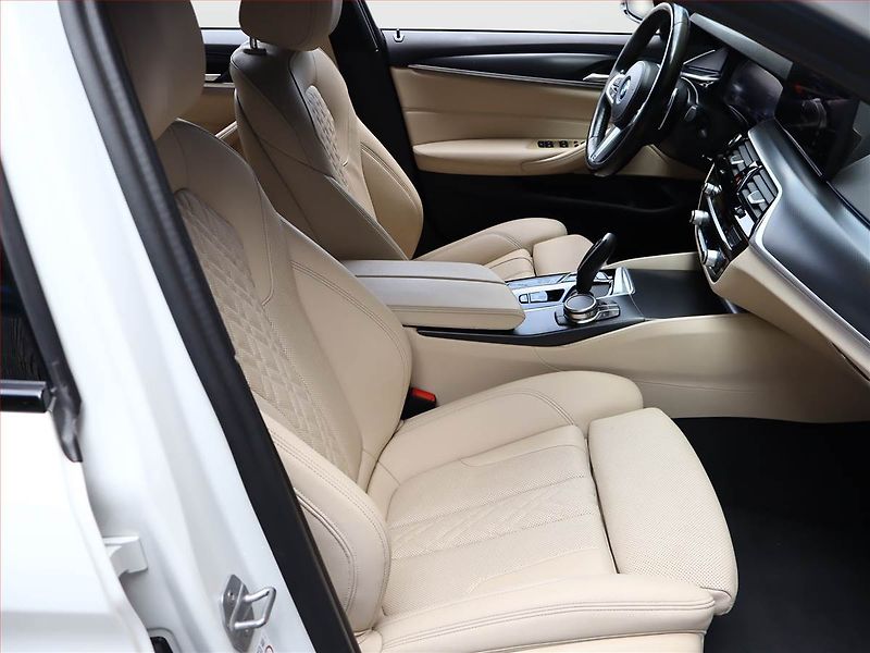 BMW Řada 5 (2022) M Sport 530e - fotka 7 z 28