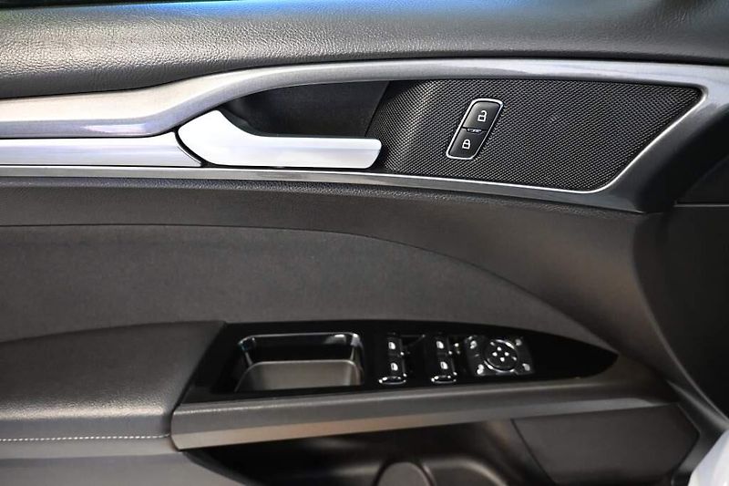 Ford Mondeo (2022) 2.0 140 KW LED SONY TITANIUM 8 - fotka 21 z 33