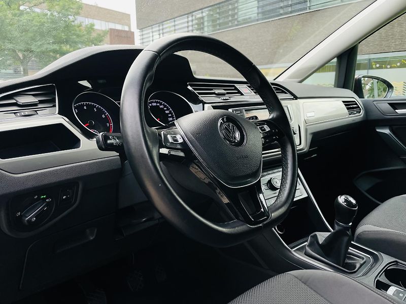 Volkswagen Touran 1.2TSI MANUÁL 7MÍST SERVISKA - fotka 26 z 42