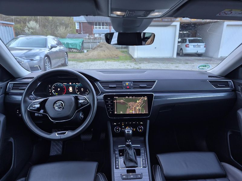 Škoda Superb Combi 2,0TDi DSG 110kw 17ALU - fotka 10 z 48