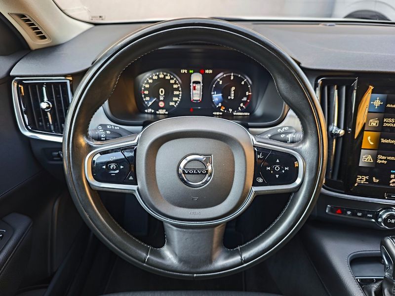 Volvo V90 (2019) 2.0 D4 Momentum 140kW 8AT - fotka 18 z 43