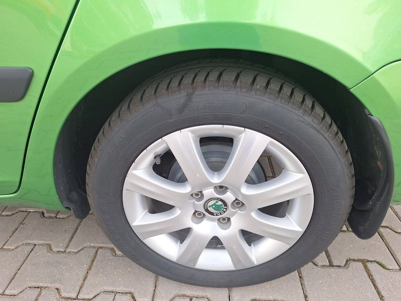 Škoda Fabia (2010) COMBI / 1.2 TSI / 63 kW / AMBI - fotka 26 z 29
