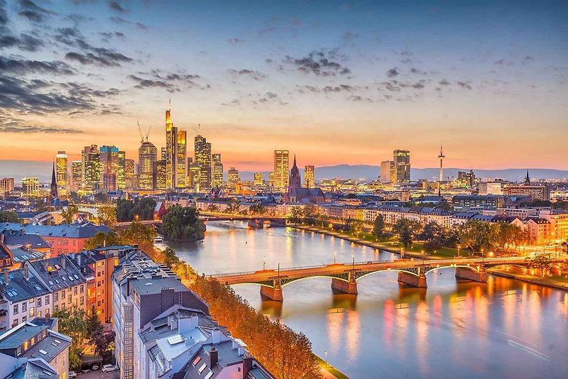 Pohled na Commerzbank Tower z dálky.