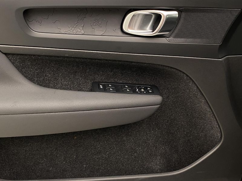 Volvo XC40 PURE ELECTRIC RECHARGE PLUS CZ - fotka 28 z 52
