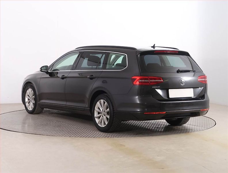 Volkswagen Passat (2018) 2.0 TDI, Automat, Navi - fotka 4 z 20