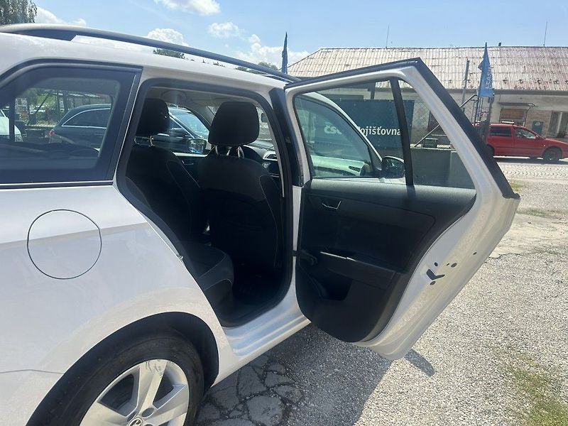 Škoda Fabia 1.0 TSI 70kW Ambition Combi - fotka 21 z 23