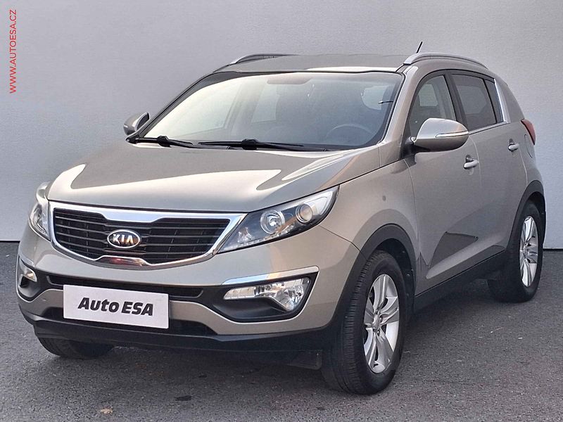 Kia Sportage (2012) 1.6 GDi, AC, park. senzor - fotka 3 z 15