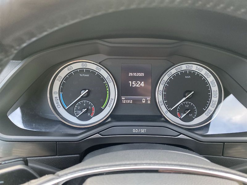 Škoda Superb (2021) Combi 1.4 TSI iV DSG Style - fotka 7 z 34
