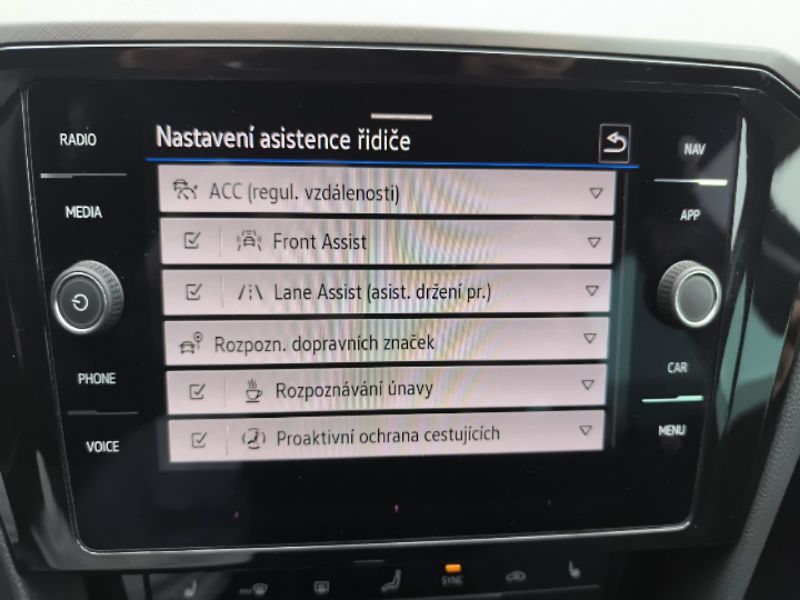 Volkswagen Passat 2.0TDi DSG  Business Premium - fotka 18 z 23