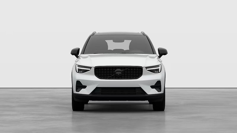 Volvo XC40 (2026) Black Edition Preal White B3 - fotka 2 z 11
