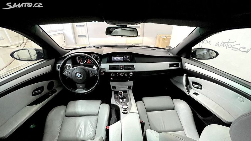 BMW M5 5.0 V10 Touring - fotka 13 z 34