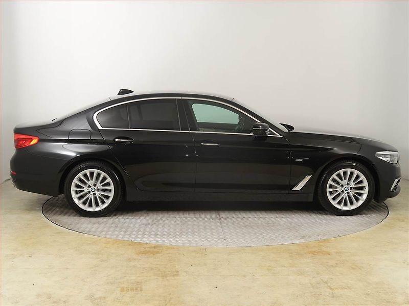 BMW Řada 5 (2018) Luxury Line 530i xDrive - fotka 6 z 25