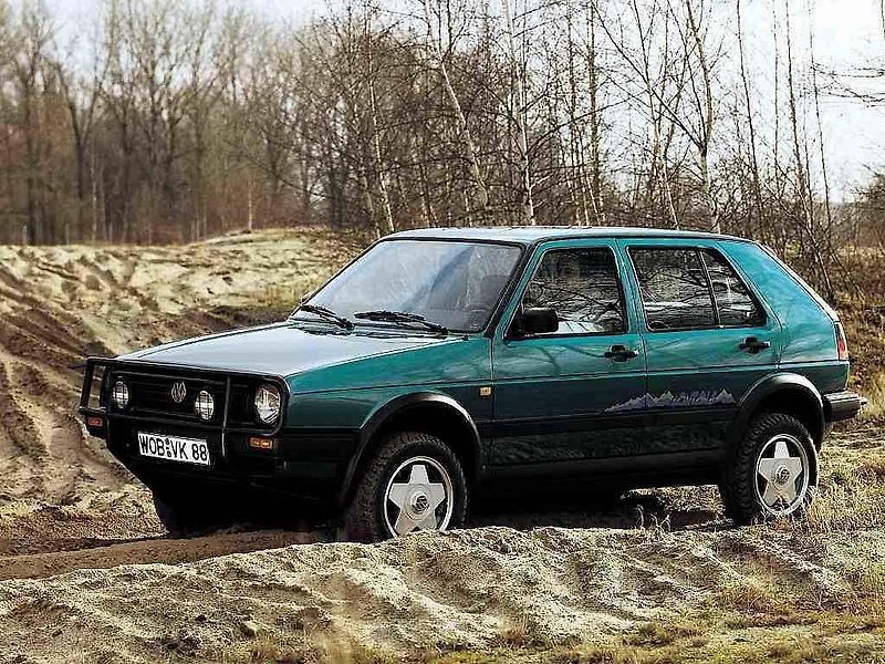 První a sedmá generace Volkswagenu Golf GTI.