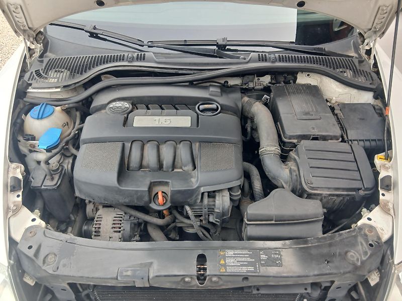 Škoda Octavia 1.6i KLIMA - fotka 27 z 32