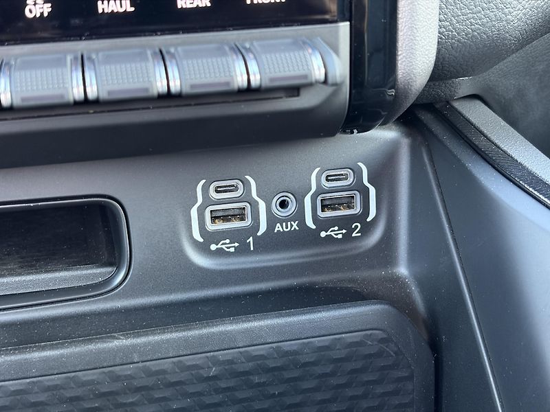 RAM 1500 (2024) Laramie 5.7 V8 HEMI LIFT - fotka 34 z 49