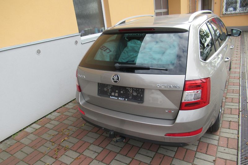 Škoda Octavia 1.6 TDi 4x4 AUT. KLIMA TAŽNÉ - fotka 8 z 19