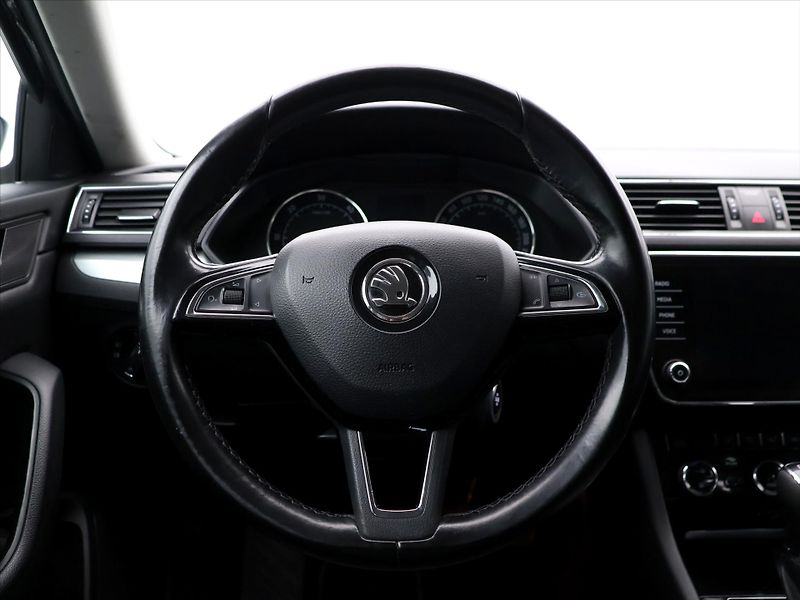 Škoda Superb 1,6 TDI 88kW DSG Aut.klima - fotka 16 z 33