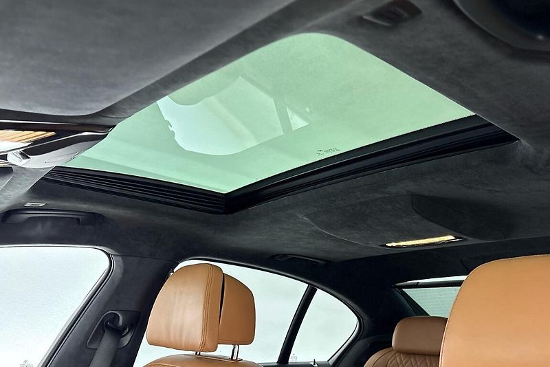BMW Řada 7 750d xDrive - fotka 15 z 26