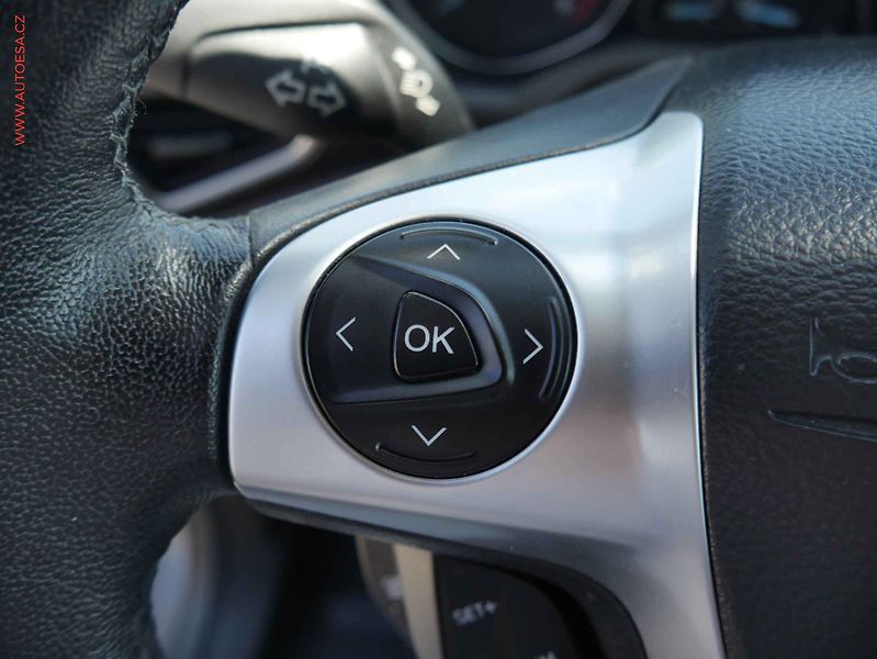 Ford Kuga (2015) 2.0 TDCi 4x4, ČR, AC, xenon - fotka 14 z 20