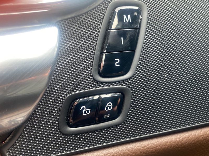 Volvo S90 (2018) 2,0 D4 Inscription-aut.(140kW) - fotka 25 z 27