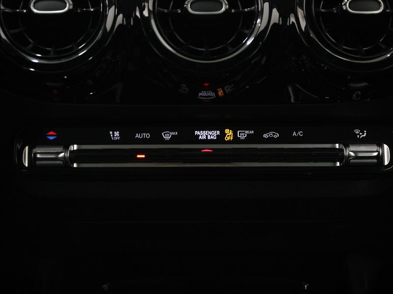 Mercedes-Benz GLA 2,0 200D 4Matic 1.maj.ČR.35tkm - fotka 15 z 23