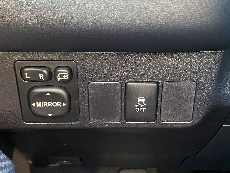 Toyota RAV4 2.2D, ČR, Active, 4x4, manual - fotka 17 z 17
