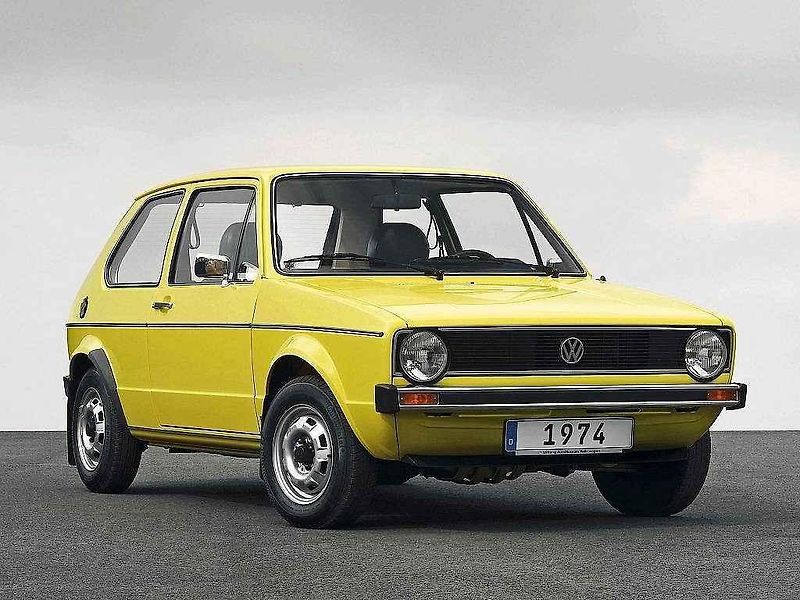První a sedmá generace Volkswagenu Golf GTI.