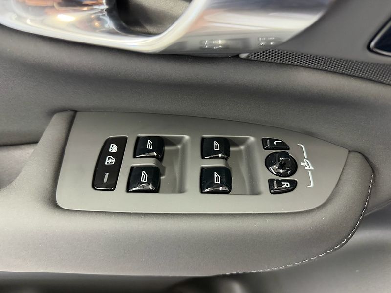 Volvo XC90 (2026) B5 AWD PLUS DARK PREMIUM, PANO - fotka 28 z 33