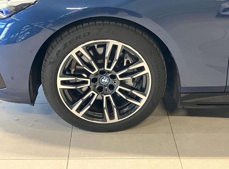 BMW i5 eDrive40 Touring M Ambient Taž - fotka 4 z 12