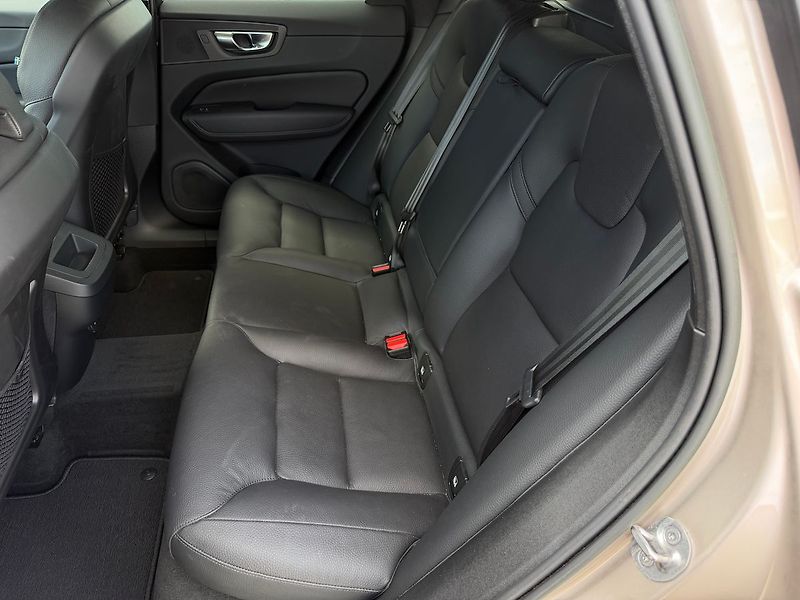 Volvo XC60 PLUS Bright B5 AWD - fotka 13 z 24