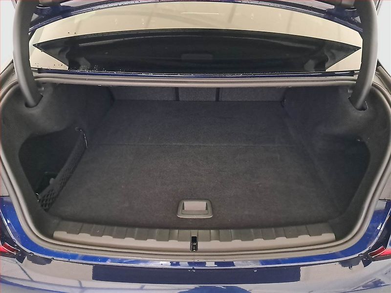 BMW Řada 3 (2021) 330 e xDrive - fotka 14 z 24