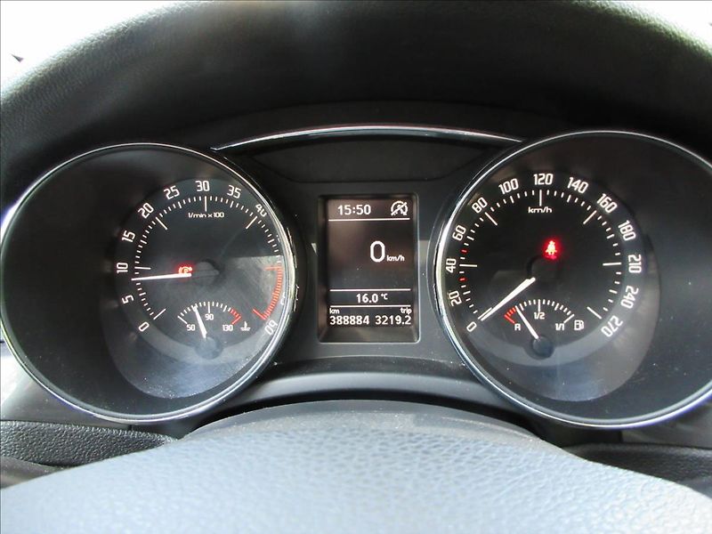 Škoda Superb 2,0 TDi 103 Kw, Xenon, Vyhř. N - fotka 18 z 28