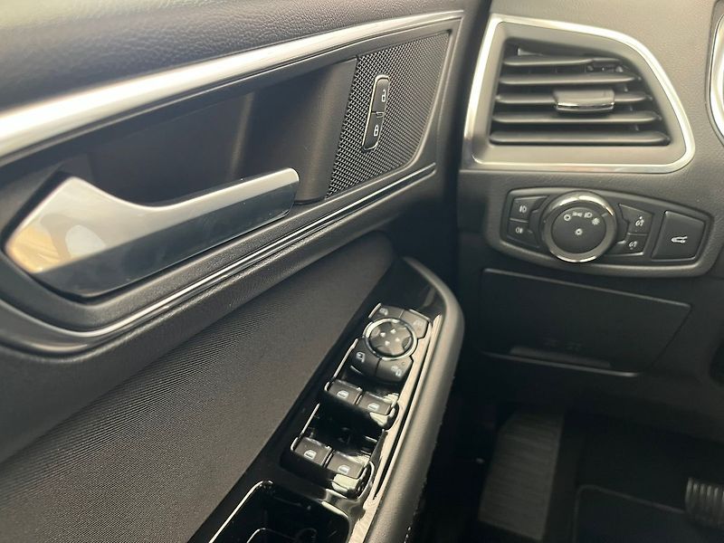 Ford S-MAX 2,5 HEV Titanium 7míst - fotka 18 z 70