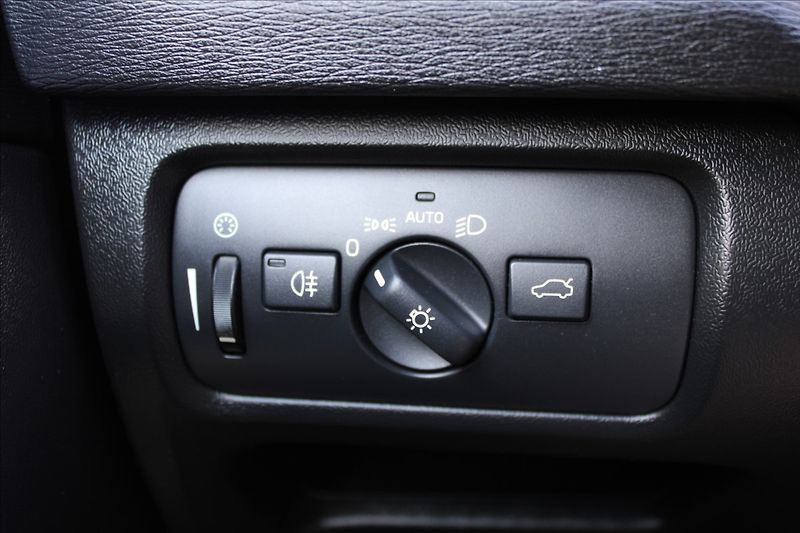 Volvo V40 2,0 D3  R-DESIGN,AUTOMAT - fotka 13 z 36