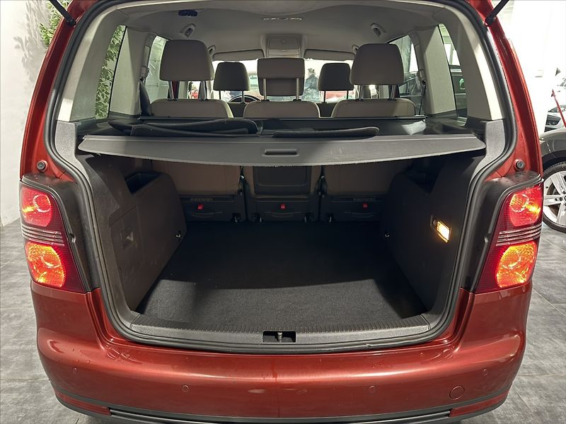 Volkswagen Touran 2,0   TDI DSG 103KW HIGHLINE - fotka 26 z 34