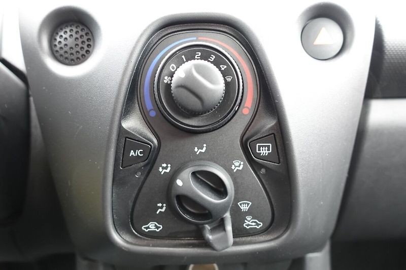 Toyota Aygo 1.0 VVT-i 5M/T x + comfort - fotka 17 z 23